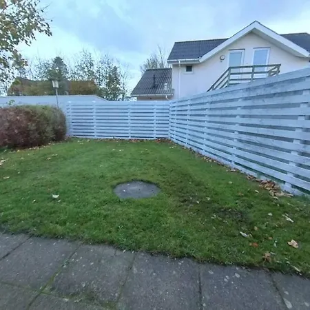 Lägenhet Cozy With Private Garden And Parking *