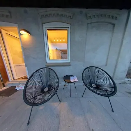 公寓 Cozy With Private Garden And Parking *